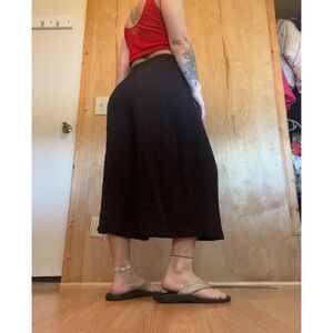 Chic Black Wide-Leg Capris